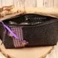Preview: Kosmetiktasche Filz dunkelgrau mit Bordüre lila - kosmetiktasche filz handmade grau lila utensilientasche (1)